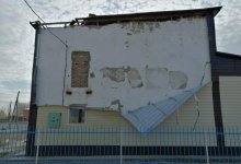 В ВКО сильный ветер сорвал кровлю со здания дома культуры