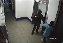 Пакеты с продуктами отобрали у павлодарки в подъезде дома