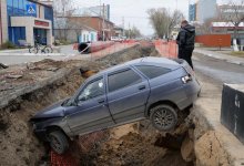 Автомобиль влетел в траншею в Петропавловске