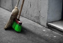 Карагандинку отправили подметать улицы из-за поддельного больничного листа