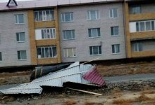 Сильный ветер срывает крыши домов и школ в ВКО