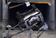Mitsubishi с детьми внутри врезался в остановку и упал в подземный переход в Алматы