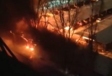 В Алматы пожар на автостоянке уничтожил две иномарки