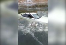 Казахстанец решил проверить толщину льда на реке и не заметил, как его Audi провалился в воду