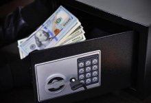 В Павлодаре из машины украли сейф с 10 млн тенге, пока водитель обедал в кафе