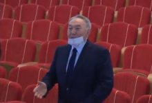 Назарбаев спел вместе с артистами театра