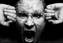 Братишка, ты не знаешь, с кем разговариваешь: экс-депутат обматерил полицейского в Павлодаре