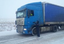 100 грузовиков застряли в снежном плену на юге Казахстана