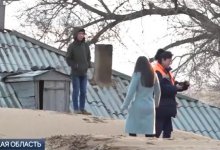 На село в Атырауской области наступают песчаные дюны