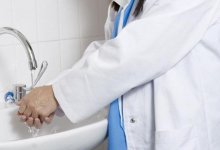 Санитарки носят воду из дома, чтобы мыть полы в больнице Алматинской области