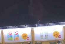 Алматинец угрожал спрыгнуть с крыши «Магнума», влюбившись в сотрудницу магазина