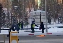 Мужчина и женщина угрожали самосожжением в центре Нур-Султана