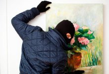 У астанчанина проснулись чувства к прекрасному, и он своровал картины в подъезде