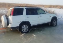 Машина с рыбаками провалилась под лед в ВКО