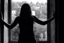 Казахстанка пыталась спрыгнуть с окна многоэтажки вслед за мужем и попала на видео