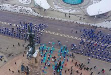 Представители политических партий возложили цветы к монументу Независимости в Алматы