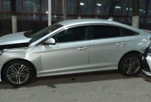 Пьяная алматинка протаранила четыре припаркованных автомобиля