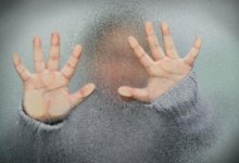 В Атырау мать бросила маленьких детей на съемной квартире