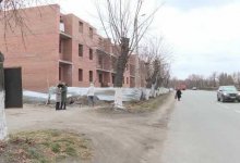 Пострадавшему на стройке мальчику из Темиртау поможет Женис Касымбек