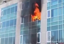 В Алматы загорелся бизнес-центр. На видео слышны пугающие крики