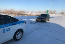 Замерзающего на трассе карагандинца спасли полицейские