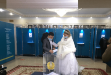 Прямо в свадебном платье: на выборах проголосовали молодожены из Нур-Султана