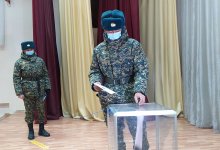 В Шымкенте военные раньше всех пришли на избирательные участки