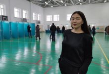 Книги Абая раздают на одном из избирательных участков в Нур-Султане