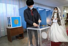 Перед свадьбой жених и невеста пришли голосовать в Караганде