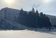 В центре Семея рядом с акиматом установили платную горку