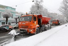 Алматинских водителей попросили не парковать автомобили у обочины