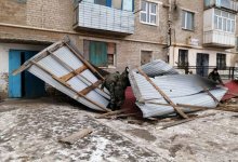 В Атырауской области ветер сорвал кровлю жилых домов и соцобъектов
