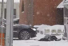 Покатившийся автомобиль насмерть задавил водителя в Москве