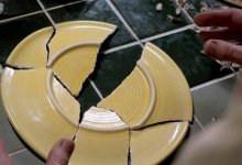 Казахстанка защитила себя от обидчика, воткнув в него осколок тарелки