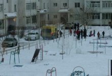 Снежная глыба упала с крыши на ребенка в Уральске