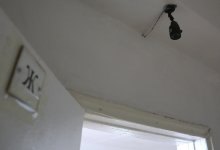 Уральские школьницы пожаловались на камеру в туалете