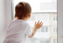 Двухлетний ребенок в Рудном выпал из окна в сугроб и остался жив