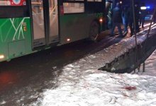 В Алматы мужчина с разбега врезался в автобус и погиб от удара