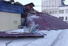 Сильный ветер сорвал кровлю со здания КТЖ в Акмолинской области