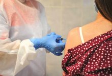 Привитые от коронавируса люди могут быть переносчиками – эксперт