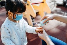 Более опасен для детей: врач рассказал пугающие подробности нового штамма коронавируса