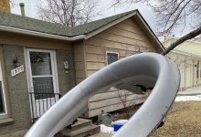 В США на жилой дом упали детали самолета
