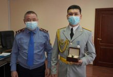 Часы подарили костанайскому полицейскому, бежавшему в буран перед автоколонной