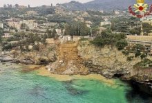 Сотни гробов оказались в море из-за оползня в Италии