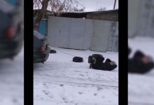 Водитель в Павлодаре привязал человека за ноги к машине и протащил по дороге