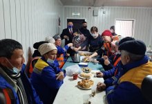 Волонтеры Алматы помогают пожилым в расчистке снега