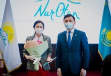 Председатель столичного филиала партии Nur Otan вручил новым членам партбилеты