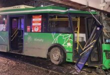 В Алматы автобус врезался в мост и сбил пешеходов
