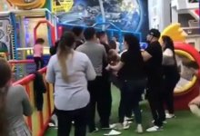 Жители Алматы подрались на детской площадке в ТРЦ