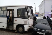 Автобус врезался в машину с детьми в Актобе